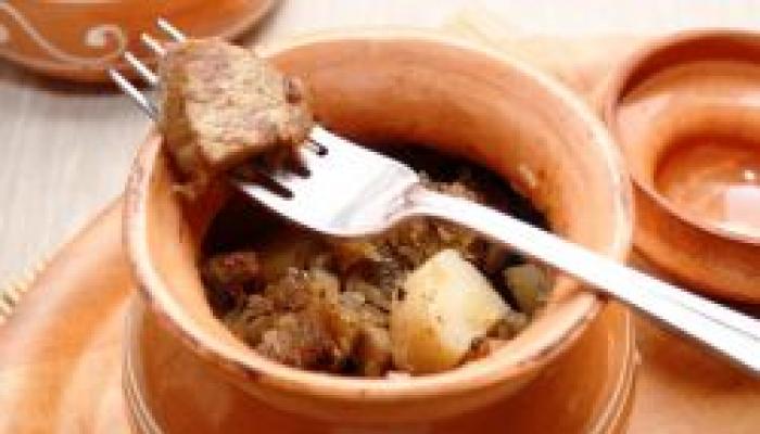 Teľacie mäso v rúre so zemiakmi, chutné recepty Teľacie mäso so zemiakmi pečte v rúre