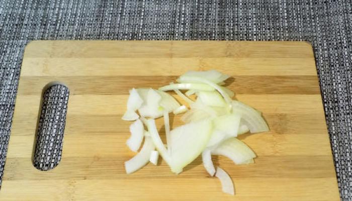Kiaulienos kepenėlių salotos Jautienos kepenėlių salotos su svogūnais