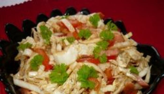 Saláta káposztával és füstölt kolbásszal: elkészítési jellemzők, receptek és ajánlások