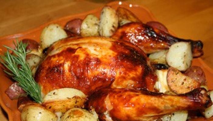 Memasak ayam dengan kentang di oven