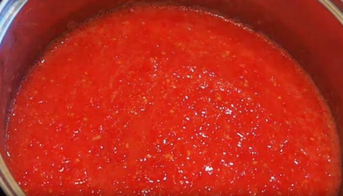 Winterzubereitungen aus Paprika und Tomaten